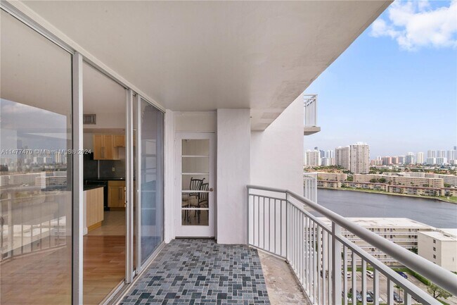 Foto del edificio - 18021 Biscayne Blvd
