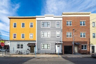 Building Photo - 78 Hutton St