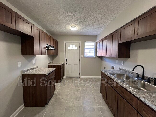 Foto del edificio - 2416 Charjean Cove