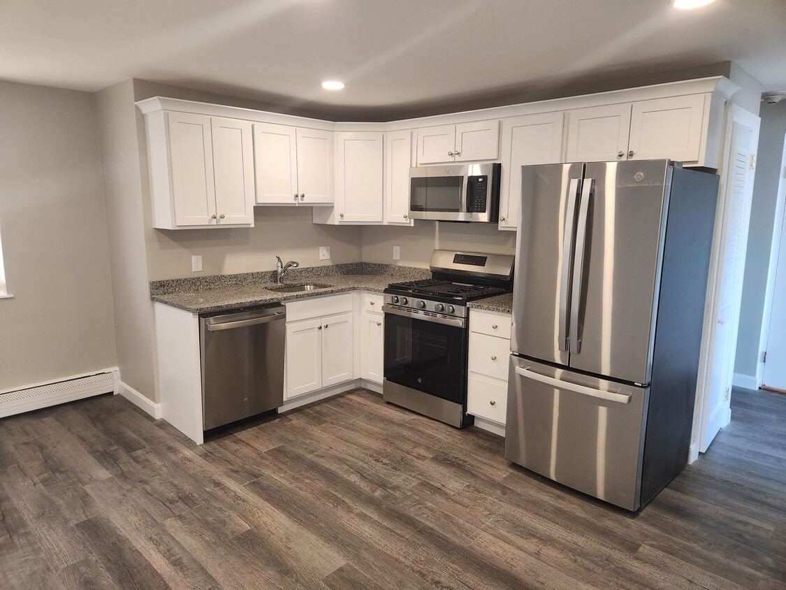 Primary Photo - Renovated First Floor 1 Bd 1 Bath with Oce...