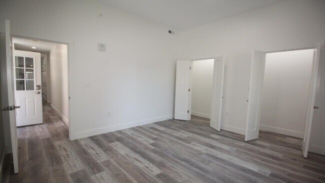 Foto del edificio - 525 E Broadway