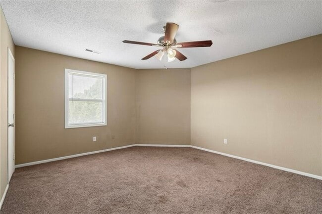 Building Photo - 122 NE Greystone Dr