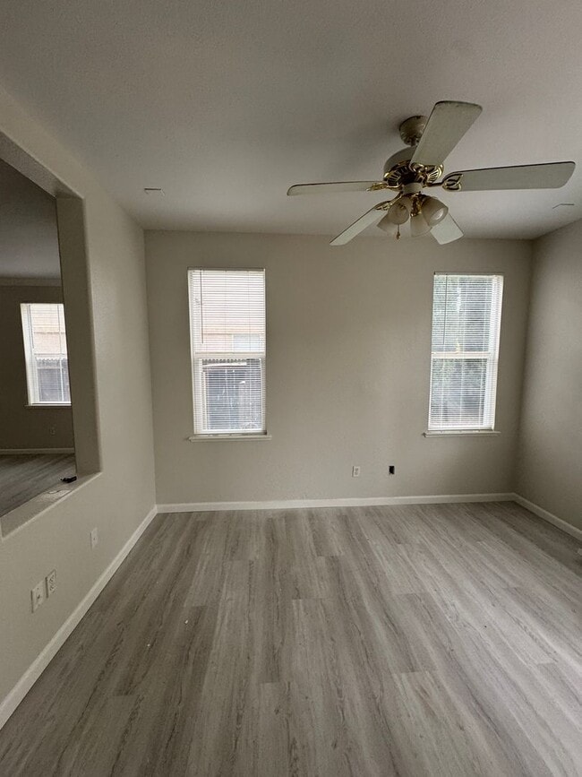 Building Photo - Great 5 bedroom 2.5 bath home in desirable Brentwood neighborhood! Crown molding in living room w...