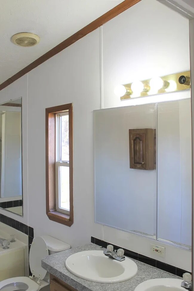 Building Photo - 911 Back Valley Rd