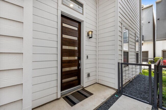 Building Photo - 5827 E Post Oak Ln
