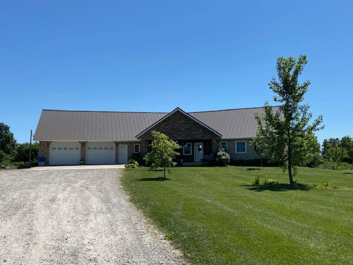 Primary Photo - 6+ bedrooms, 4 bath acreage just SW of Blo...
