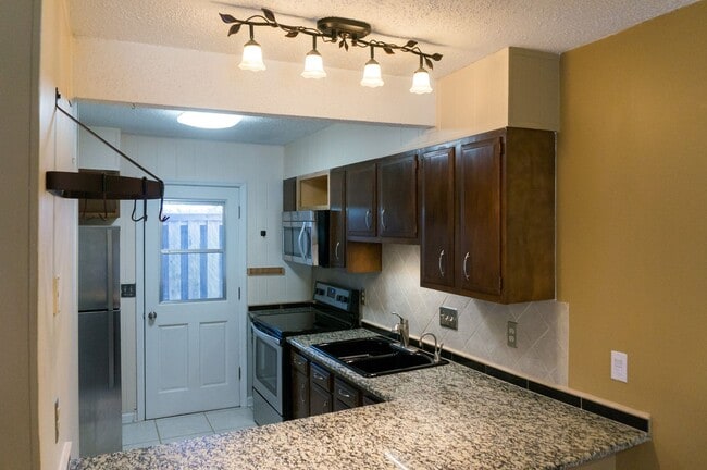 Building Photo - Charming Townhouse in Arden