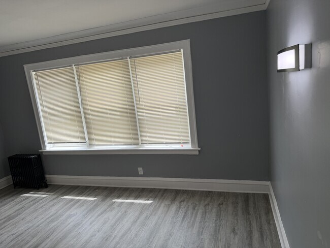 Foto del edificio - 1302 W 98th Pl