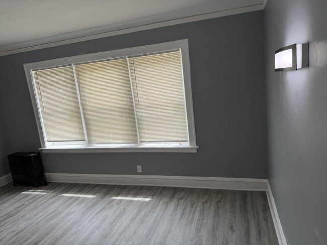 Building Photo - 1302 W 98th Pl