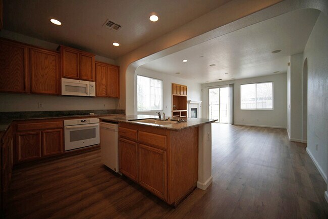 Building Photo - Beautiful 4 bedroom 2 bathroom home