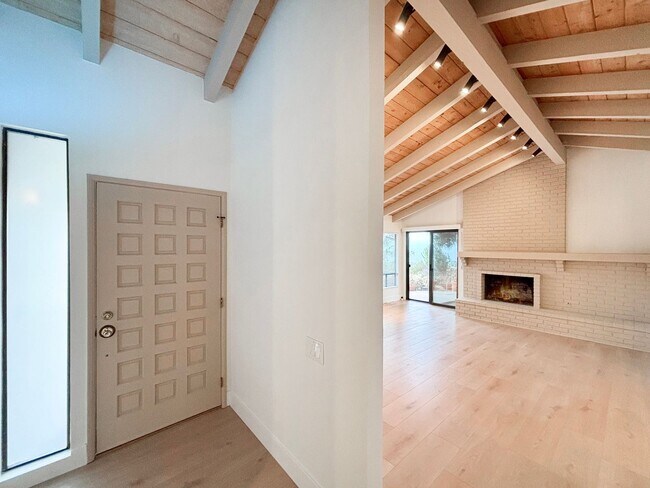 Building Photo - Beautifully Renovated 3BD/2.5BA House in L...