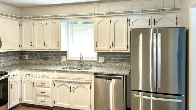 Foto del edificio - 3-Bedroom Home with Modern Amenities and C...