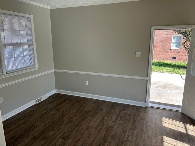 Building Photo - Spacious 3 bedroom 3 bath home for rent