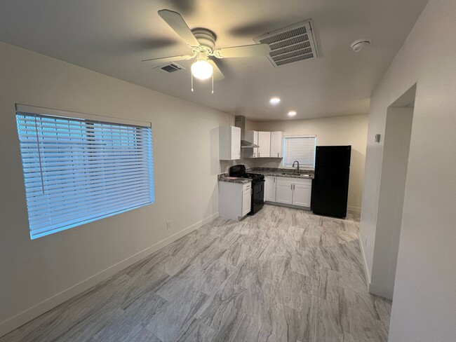 Building Photo - Charming Fully Remodeled 1 Bedroom 1 Bath ...