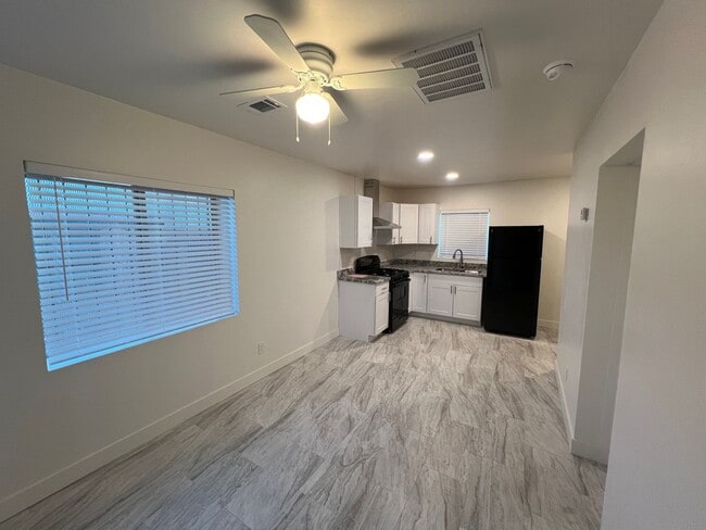 Building Photo - Recently Remodeled 1 Bed. Apt. Near Shopping & Public Transportation