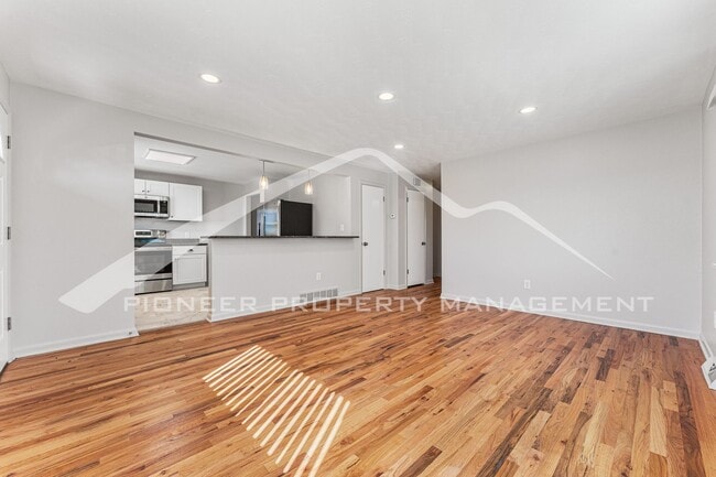 Building Photo - Newly Renovated Half-Duplex with Huge Fenc...