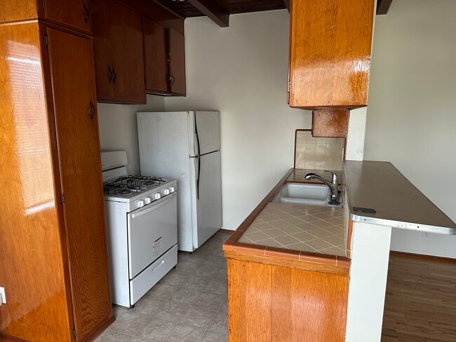 Kitchen - 6000 Hillandale Dr