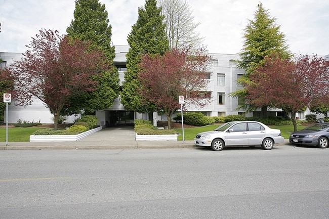 Primary Photo - Skyline Apartments