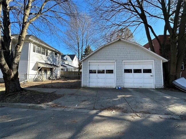 Building Photo - 109 Schubert St