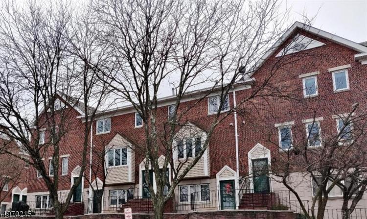 Foto principal - 58 E Ridgedale Ave