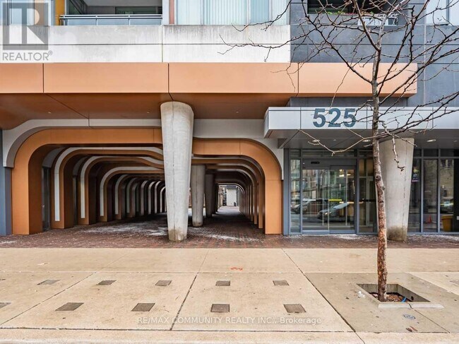 Building Photo - 525 Adelaide St W