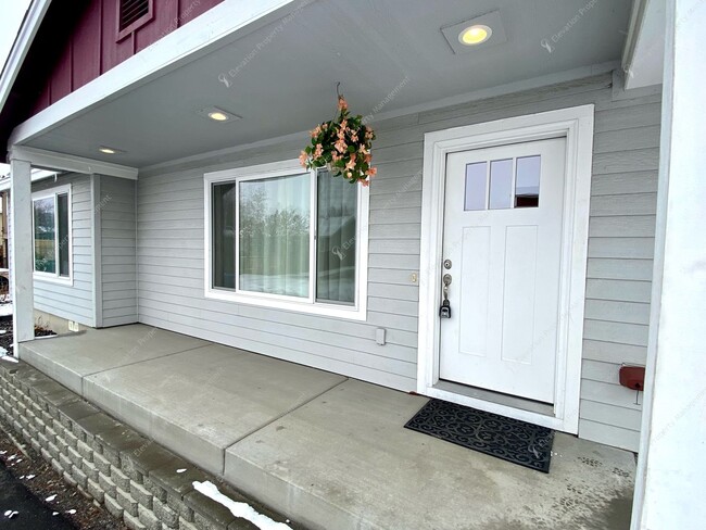 Building Photo - Spacious Duplex with Ultimate Privacy & Th...