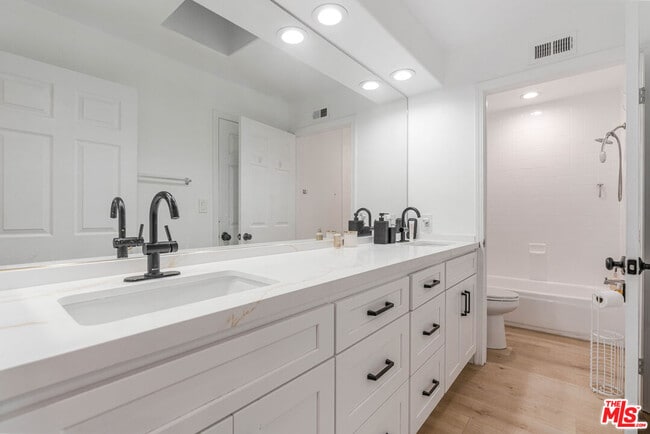 Foto del edificio - 20318 Blythe St