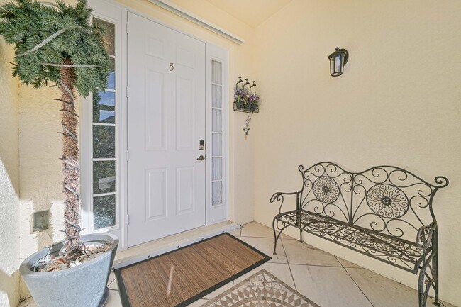 Building Photo - NOW AVAILABLE - Cozy Townhome w/ 1 Car Garage in Fort Myers!
