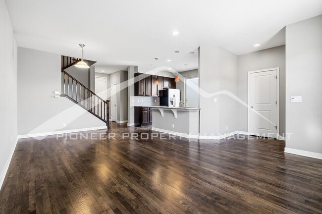 Building Photo - Spacious Modern Town Home with Attached 2 Car Garage!