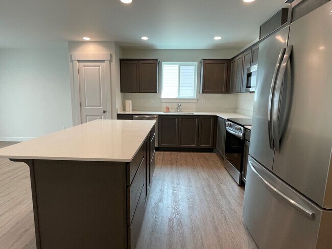 Building Photo - Available Now 3 bedroom 1.75 bathroom
