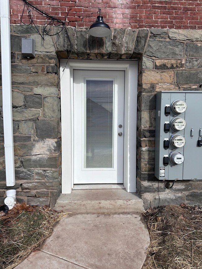 Foto del edificio - 824 E High St