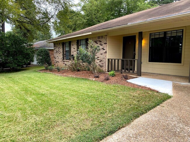 Foto del edificio - 3 Bedroom for Rent in Reservoir Brandon!