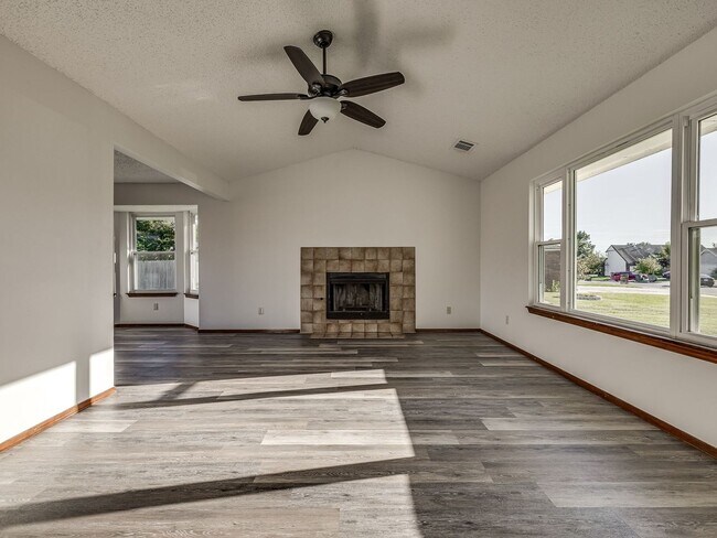 Building Photo - Charming home