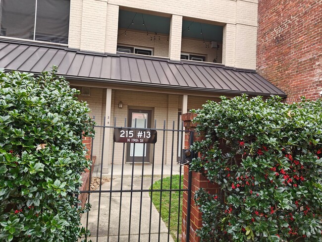 Building Photo - Large 2 bedroom one level condo on first f...