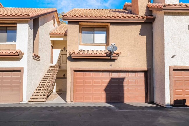 Building Photo - Stylish Townhome in Gated Community!