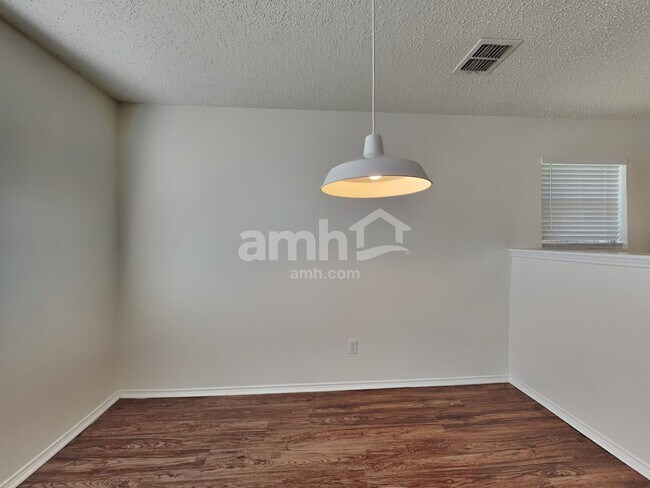 Foto del edificio - 6616 Waterhill Ln
