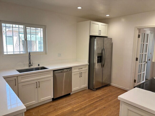 Foto del edificio - Spacious 3BR, 2Bath House Oakland | $35=00 | Newly Remodeled | Se Habla Español