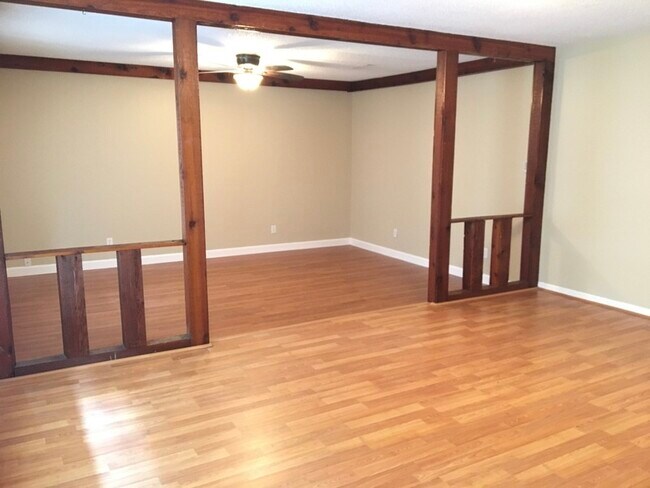 Foto del edificio - 1160 N Highland St