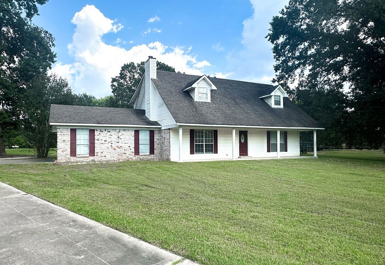 Foto principal - 3 Bedroom 2.5 Bath House in Texarkana, TX