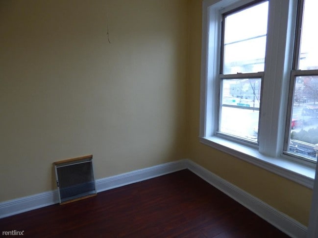 Building Photo - 3 br, 1 bath  - Joe
