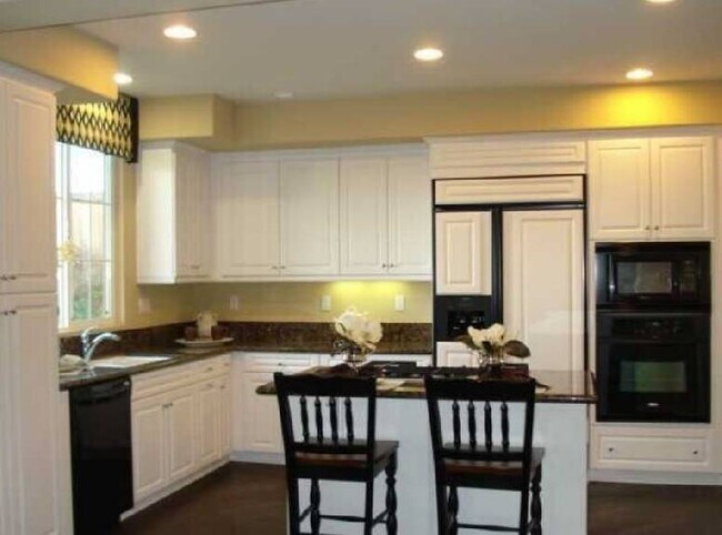 Building Photo - Big Beautiful Oceanside Home-with Views!