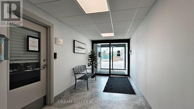 Photo du bâtiment - 2900-2900 Battleford Rd