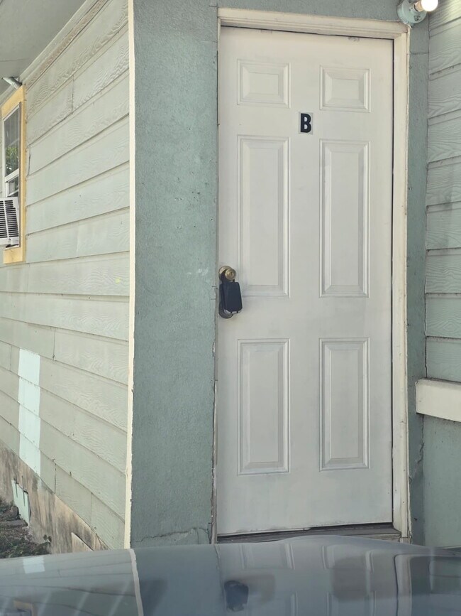 Foto del edificio - "Charming 2-Bed Duplex Retreat with Full Bath on Commercial Avenue – 842 Sq Ft of Cozy Living in ...