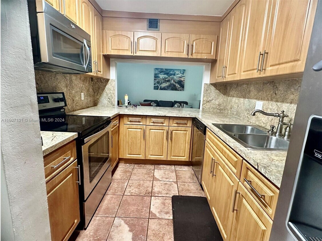 Primary Photo - 9410 Live Oak Pl