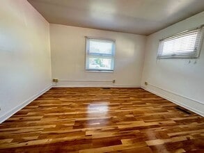 Building Photo - 704 N Dicks St