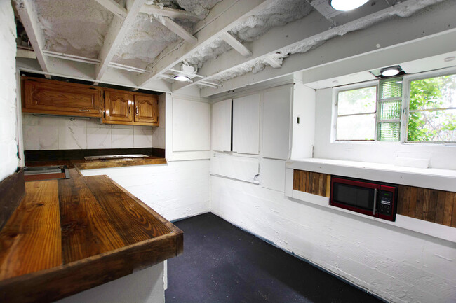 Kitchen - 1713 E Main St