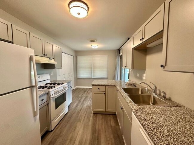 Building Photo - 2 bedroom in Winfield IL 60190