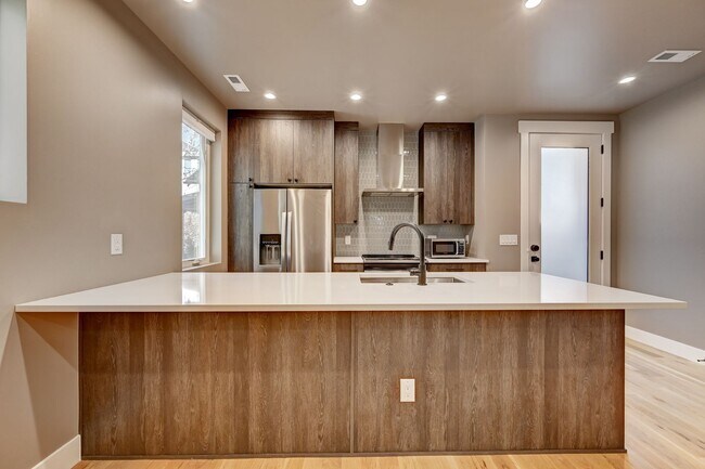 Building Photo - Welcome to this charming 2-bedroom, 2.5-ba...