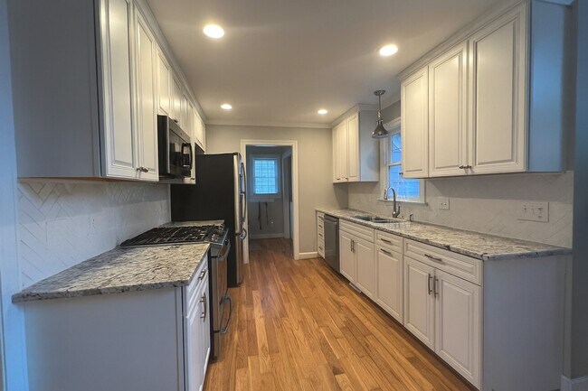 Building Photo - 417 Maylands Ave