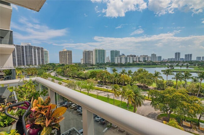 Foto del edificio - 3625 N Country Club Dr